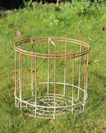 Gammel metal kurv