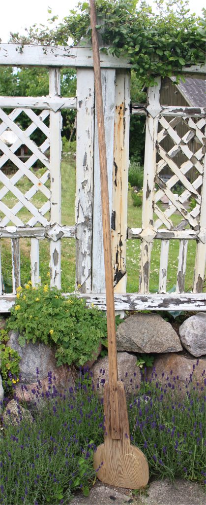 Gammel bagespade med skaft