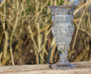 Gammel vase i klart glas
