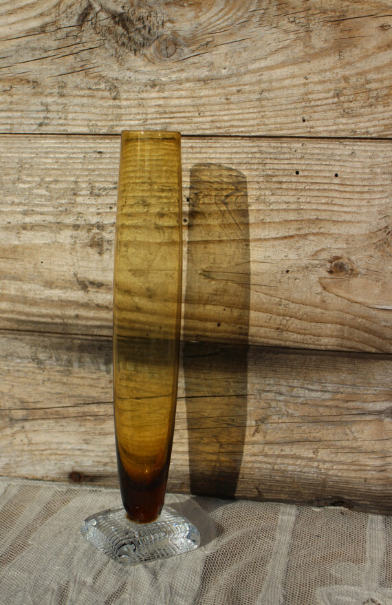 Ældre vase i ravfarvet glas