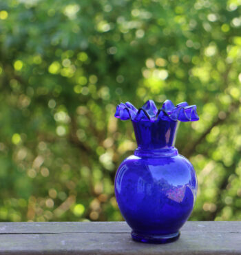 Gammel vase med flæsekant