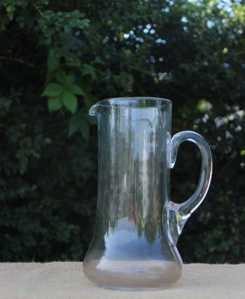 Gammel kande i  klart glas