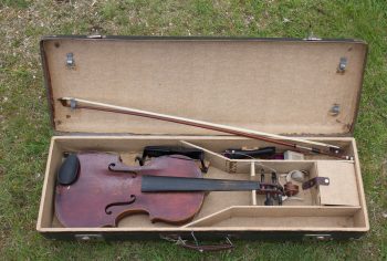 Gammel violin i kasse