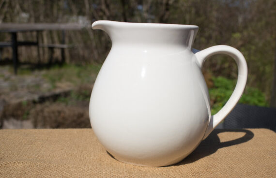 Ældre kande i porcelæn