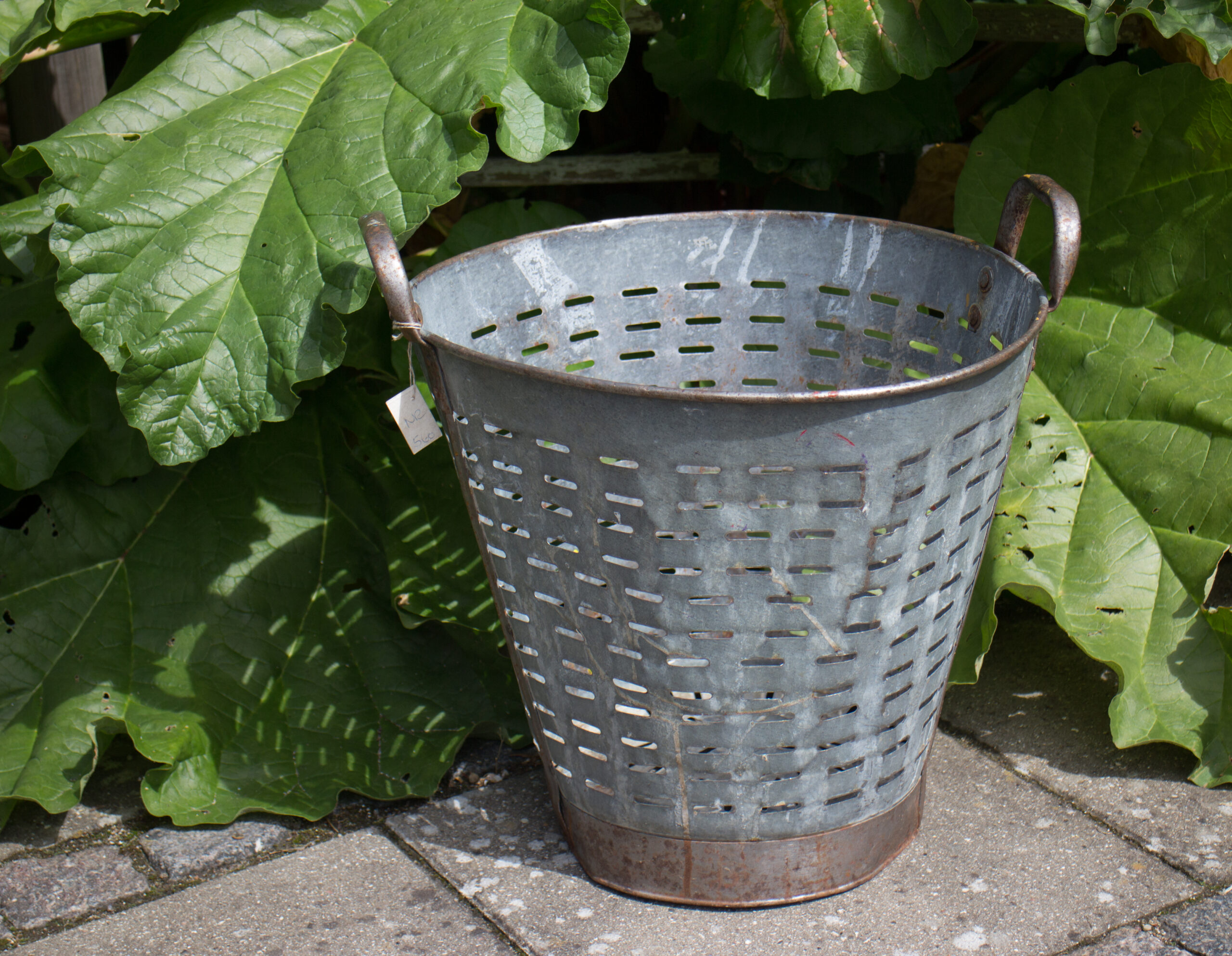 Gammel fransk metalkurv