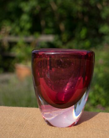 Ældre vase i kraftig glas