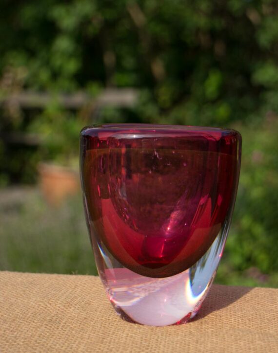 Ældre vase i kraftig glas