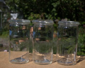 Gamle sylteglas med låg
