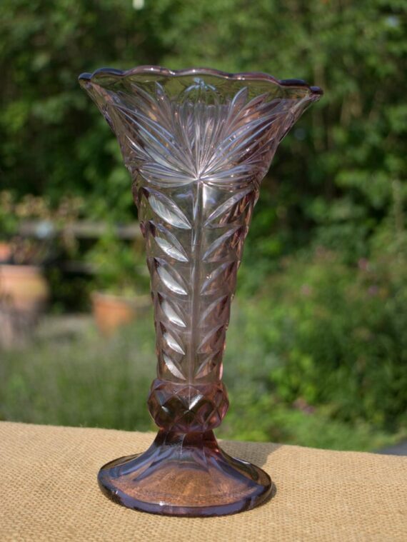 Gammel vase i lilla glas