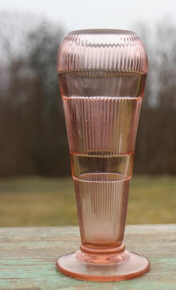 Gammel vase i sart rosa glas