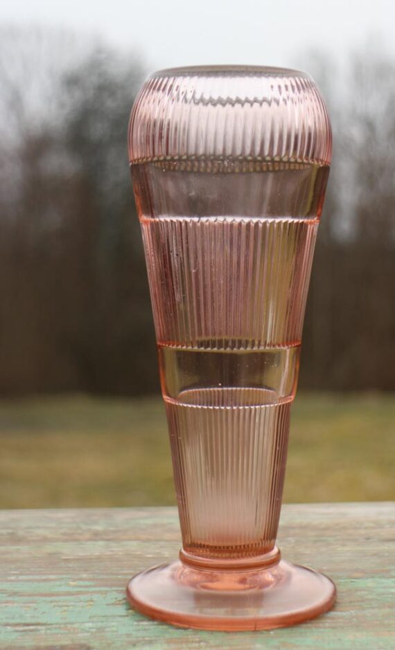 Gammel vase i sart rosa glas