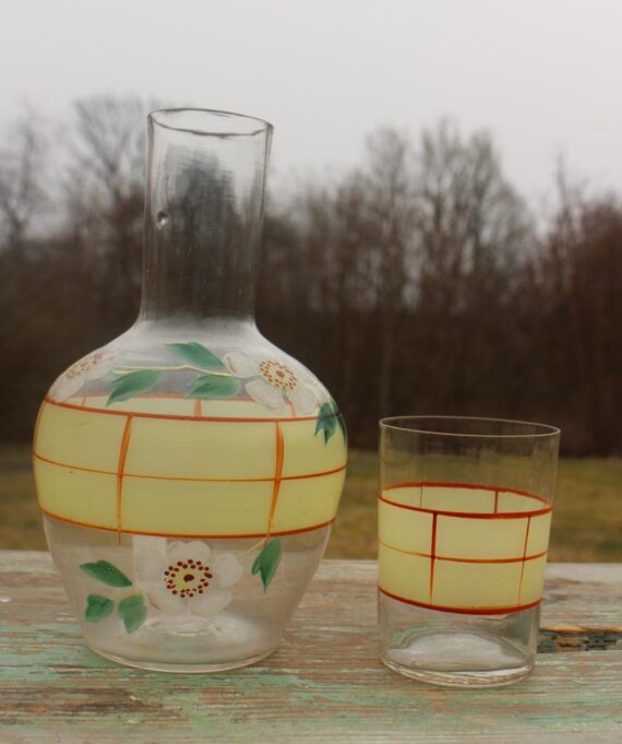 Gammel vandkaraffel med glas