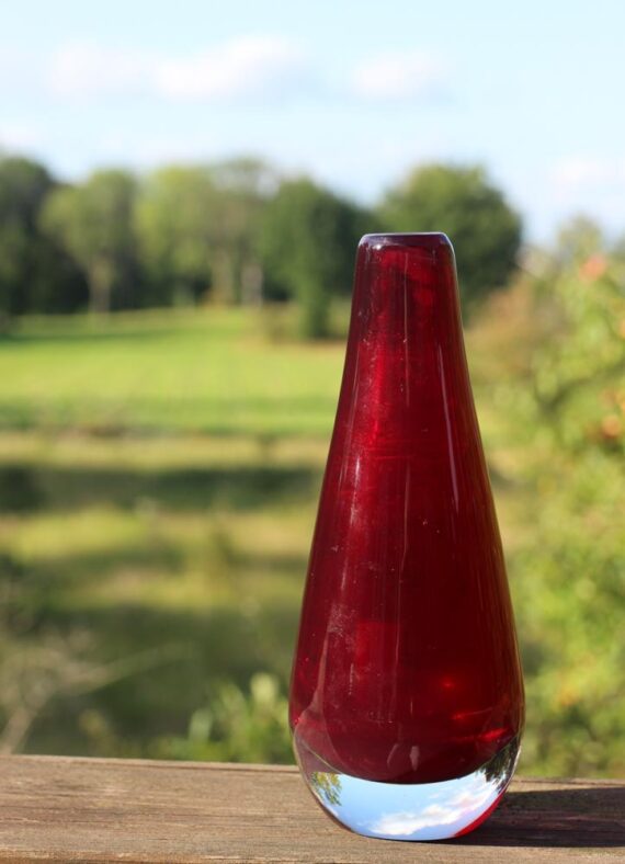 Ældre vase i rød glas